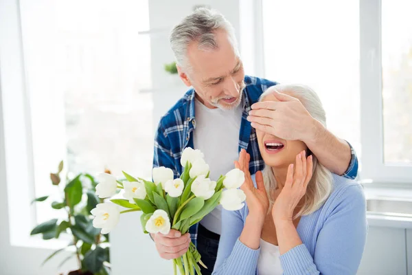 Retrato de encantadora dulce atractiva pareja alegre en ou casual —  Fotos de Stock