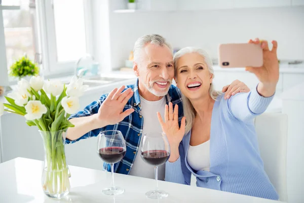 Retrato de encantadora atractiva pareja alegre elegante beber r —  Fotos de Stock