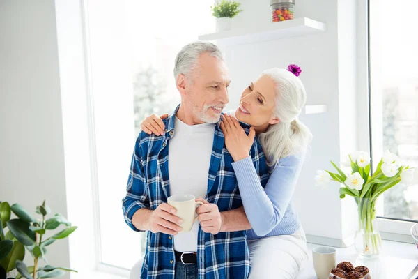 Retrato de dulce pareja atractiva con estilo, mujer sentada en ta —  Fotos de Stock