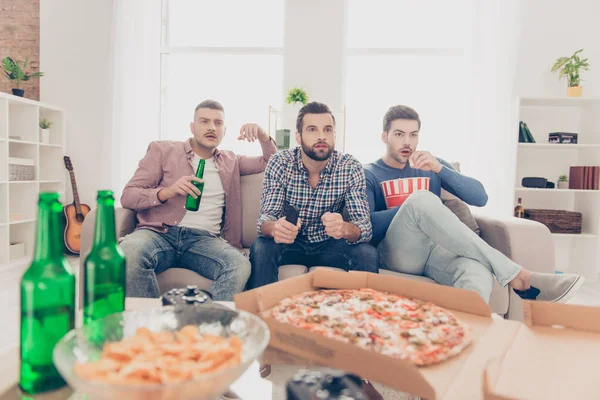 Retrato de chicos atractivos y elegantes con reloj de peinado moderno — Foto de Stock