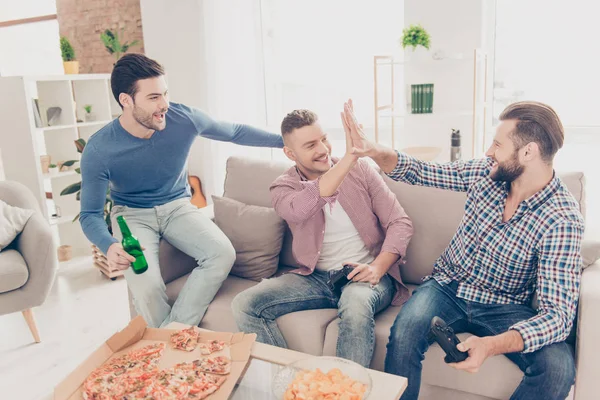 ¡Dame cinco hermanos! Elegante, atractivo, hombres guapos después, b — Foto de Stock