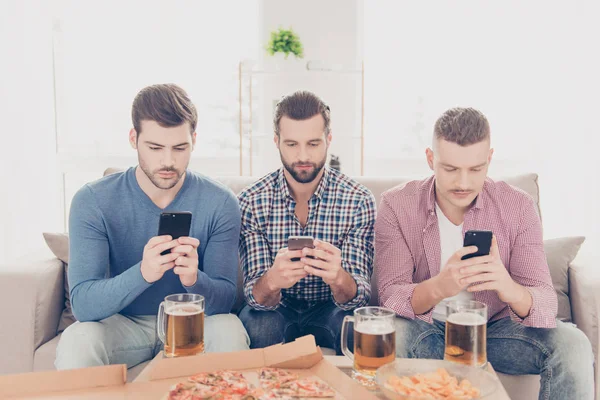 Retrato de chicos ocupados atractivos elegantes sentados en la sala de estar — Foto de Stock