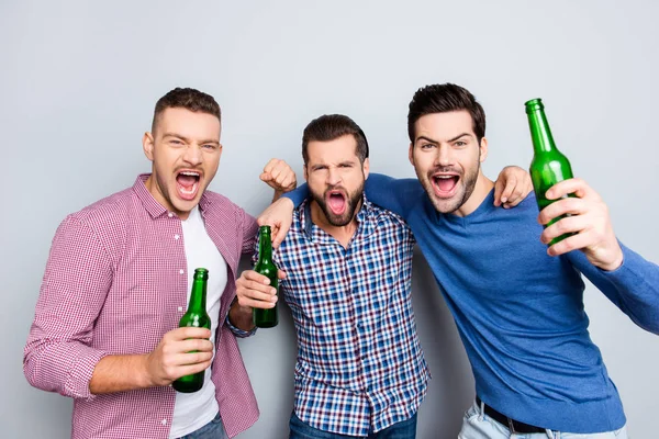 Fröhliche, verrückte, virile, harte, lustige Typen mit Stoppeln und Modus — Stockfoto