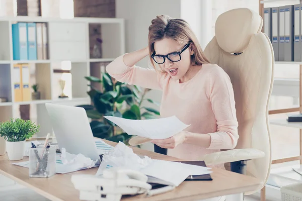 Stupid people person paperwork help indoors hair blonde shout un — Stock Photo, Image