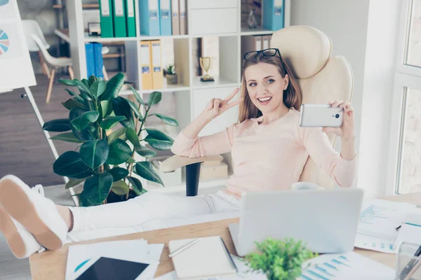 Beine Sessel zahm strahlend lässig moderne Technologie soziales Netz — Stockfoto