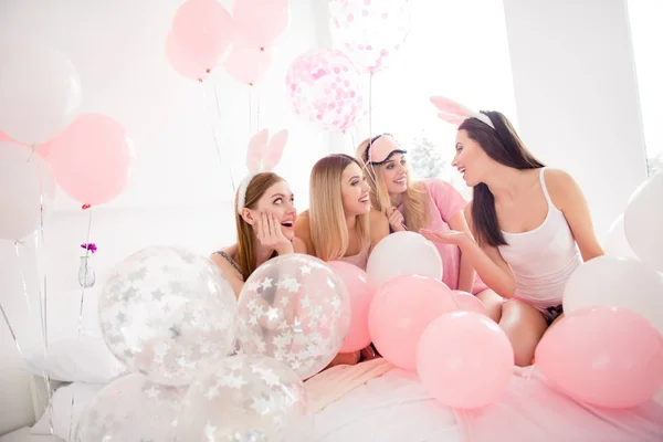 Doce, atraente, charmoso, bonito, meninas alegres desfrutando de mim — Fotografia de Stock