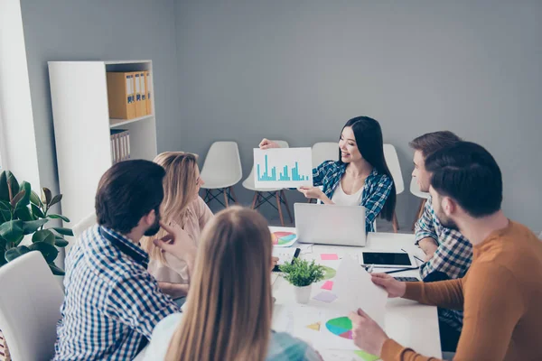 Stijlvolle zeker mooie knappe zakenmensen zitten in — Stockfoto