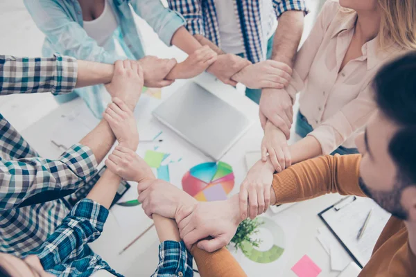 Top hoge hoekmening bijgesneden portret van managers houden elke ot — Stockfoto