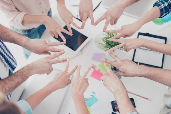 Bijgesneden, bovenaan hoge hoekmening close-up portret van studenten hand — Stockfoto