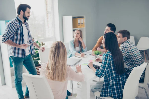 Guapo, elegante, barbudo, corporativo, ejecutivo presentando — Foto de Stock