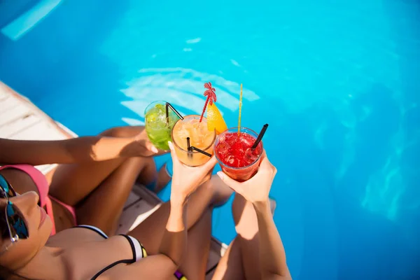 High angle cropped shot of three girls cheering with drinks near — Stock Photo, Image