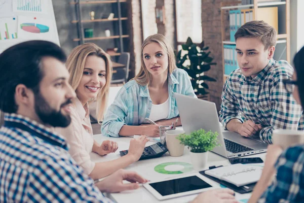 Elegante, atraente, confiante, executivo, empresa de negócios pe — Fotografia de Stock