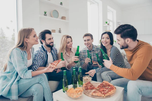 Alegre, elegante, atractiva, comunidad positiva sentado en liv — Foto de Stock