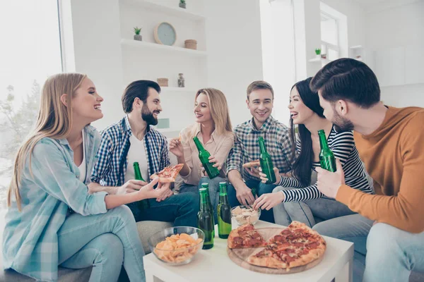 Alegre, elegante, atractiva, comunidad positiva sentado en liv — Foto de Stock