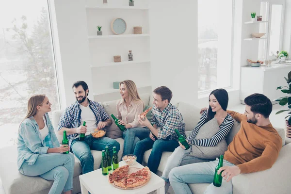 Alegre, elegante, atractiva, comunidad positiva sentado en liv — Foto de Stock