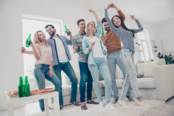 Bajo ángel de alegre, positivo, elegante, atractivo, guapo g — Foto de Stock