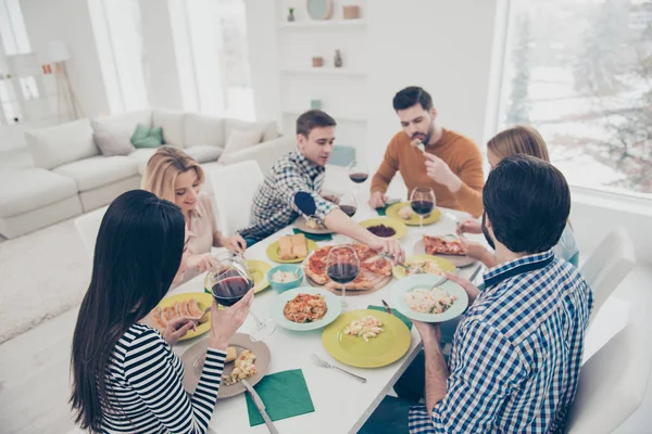 Amigável, alegre, melhor, elegante, amigos atraentes jantar comer — Fotografia de Stock