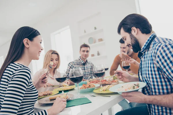 Amigável, alegre, melhor, elegante, amigos atraentes jantar comer — Fotografia de Stock