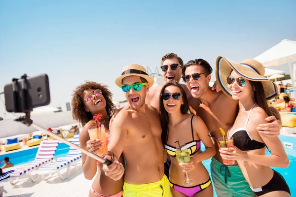 Gafas de alcohol vacaciones ocio dentadura loca gente azul cielo mar c — Foto de Stock