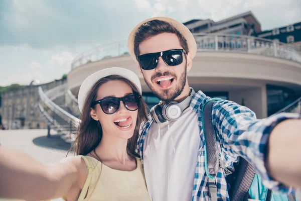 Elegante elegante casal engraçado atraente em bonés ter viagem tr — Fotografia de Stock