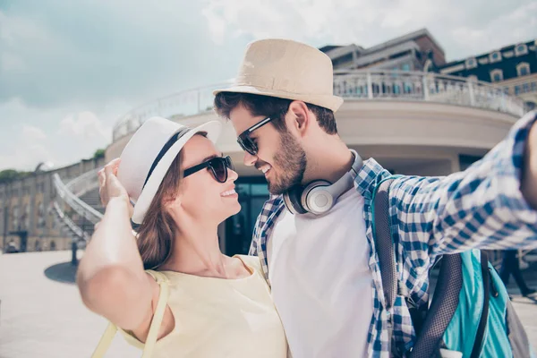 Charmant couple élégant en casquettes ayant voyage, voyage, réunion outd — Photo