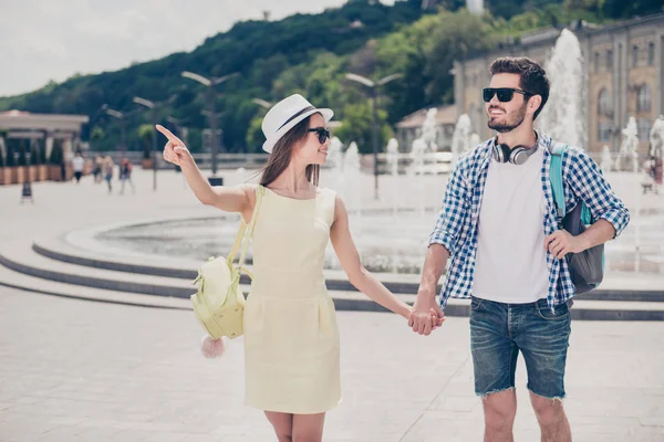 Preciosa pareja hispana funky feliz moda cogida de la mano teniendo e —  Fotos de Stock