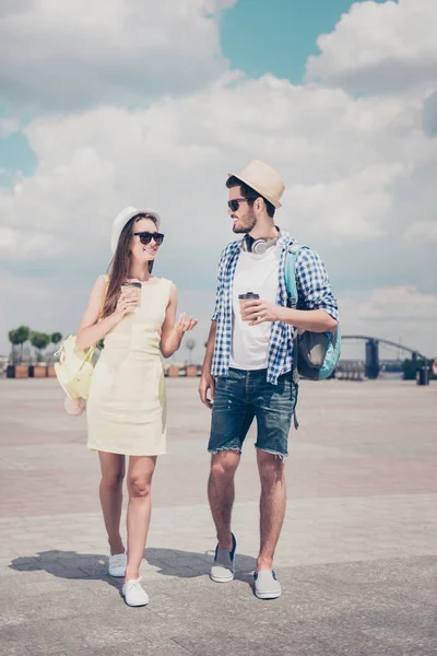 Tamanho total de atraente lindo casal funky legal com mochilas — Fotografia de Stock
