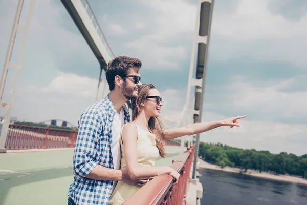 Krásný veselý pár všeobjímající stojící na mostě sledování nat — Stock fotografie