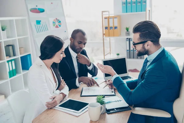 Side view portrait of stylish businesspeople making deal with la — Stock Photo, Image