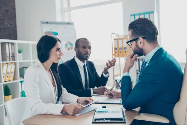 Empresarios serios, concentrados, exitosos, elegantes en cla — Foto de Stock