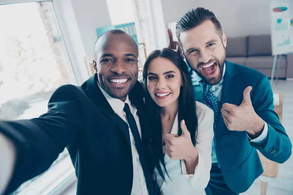 Tres amigos divertidos y alegres que tienen tiempo libre, mostrando como sy —  Fotos de Stock