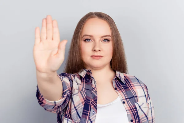 Selbstbewusstes attraktives Modell gestikuliert mit der Handfläche, Stoppschild, Bein — Stockfoto