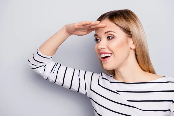 Retrato de alegre, charmoso, bonita, menina animado em listrado — Fotografia de Stock