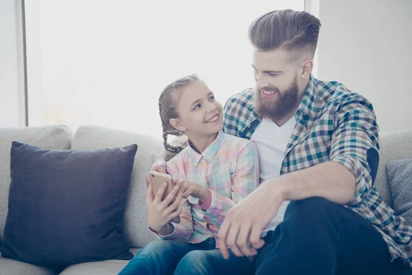 Retrato de alegre familia alegre con uno de los padres, lindo poco — Foto de Stock