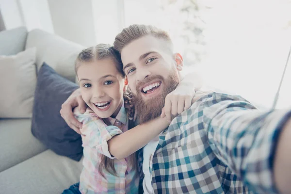 Autorretrato de alegre familia alegre con uno de los padres, risa —  Fotos de Stock
