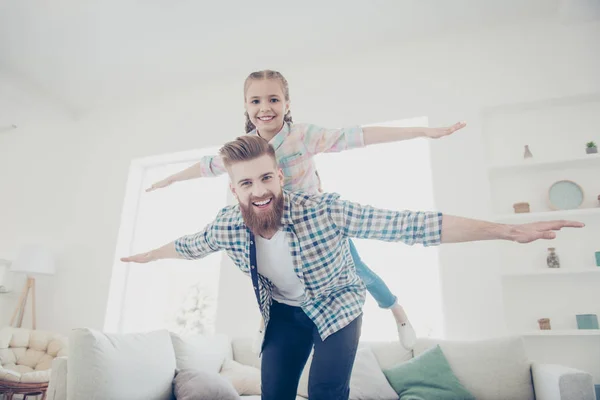 Nízký úhel pohledu veselý pozitivní radostné trendy rodiny s na — Stock fotografie