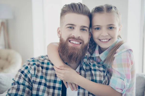 Retrato de familia alegre de moda con uno de los padres, lindo poco — Foto de Stock