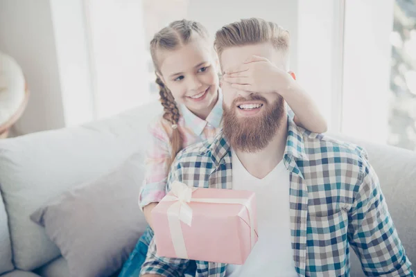 Linda hija alegre cerrando los ojos del padre con la mano dando regalo — Foto de Stock