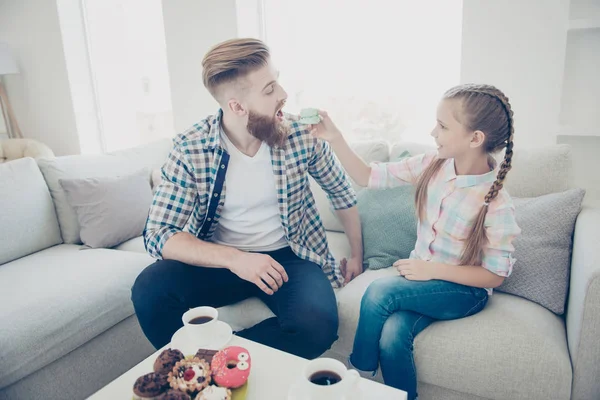 Familia con uno de los padres, linda niña con coletas dando ca — Foto de Stock