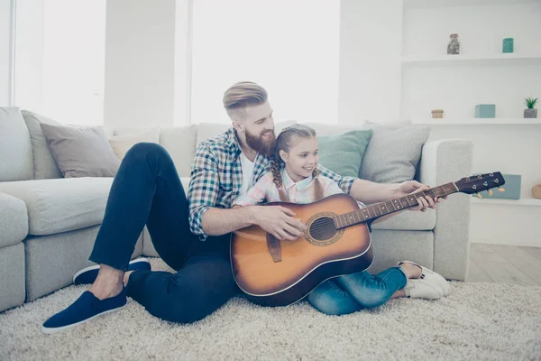 Barbudo elegante padre enseñando su sonriente feliz niño jugando tan — Foto de Stock