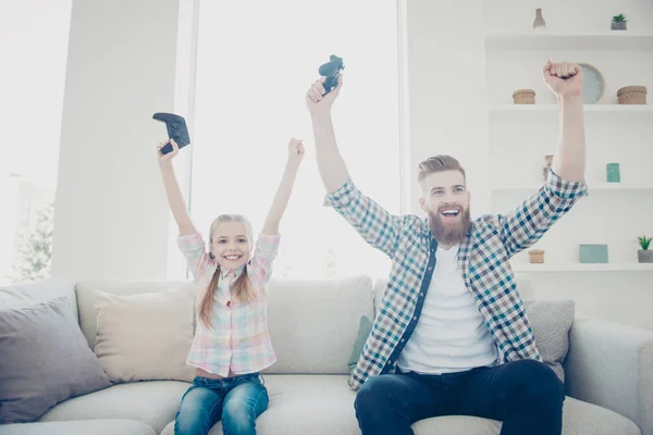 Trendy alegre alegre emocionado padre e hija con las manos arriba —  Fotos de Stock