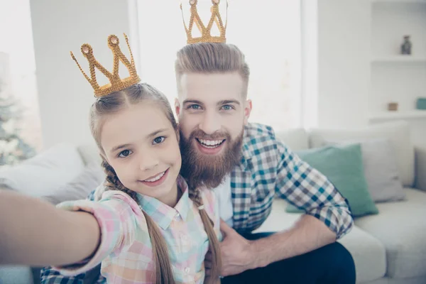 Autorretrato de familia alegre alegre atractiva con un repuesto — Foto de Stock