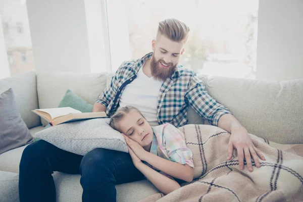 Stylish smiling father with ginger hair sitting on sofa with fai — Stock Photo, Image