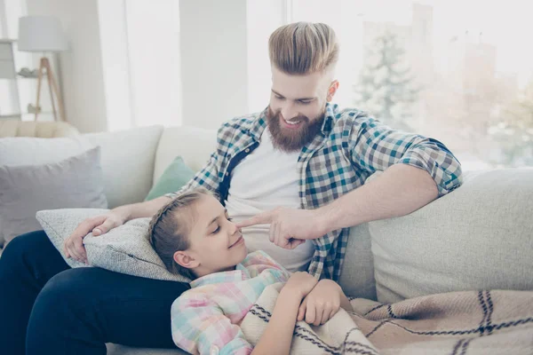 Elegante padre divertido de moda con el pelo rojo tocando la nariz de lindo — Foto de Stock