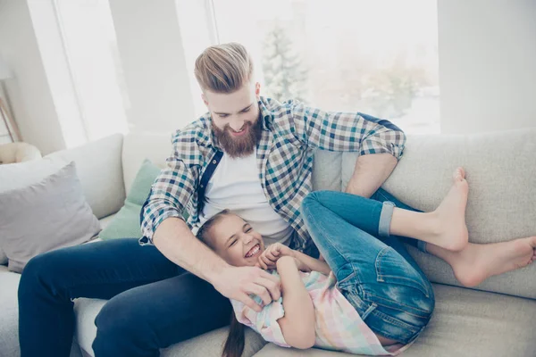 Familia con uno de los padres, padre con estilo con buen humor bromeando w — Foto de Stock