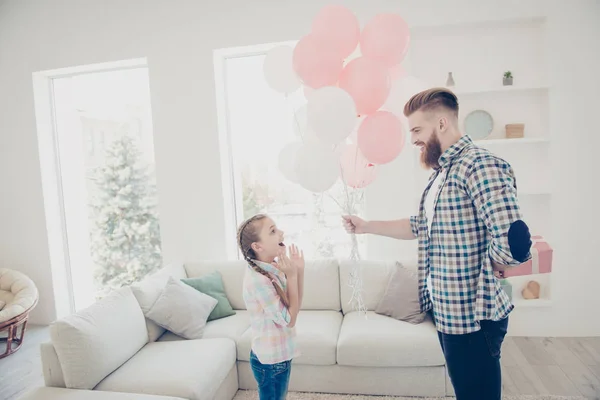 Elegante padre guapo preparar caja de regalo en paquete rosa holdin — Foto de Stock