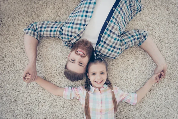 Vista de ángulo alto de la familia con uno de los padres elegante cheerfu de moda — Foto de Stock