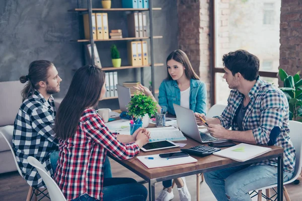 Konsentrerte, omtenksomme, seriøse, eksekutivmennesker i uformelle ou – stockfoto