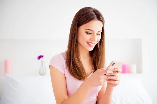 Retrato de atractivo, guapa, morena, tierna, alegre, charmi — Foto de Stock