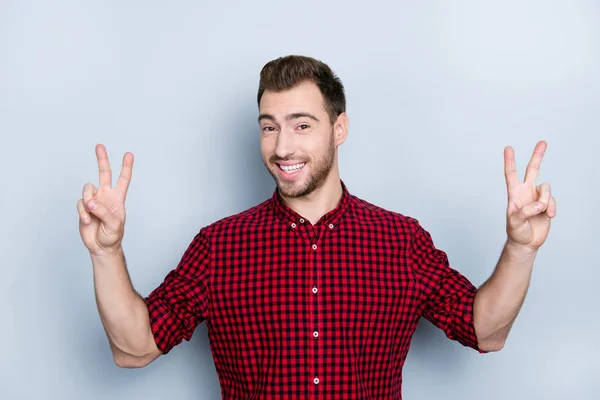 Retrato de descuidado alegre relajado chico libre y fácil vestida —  Fotos de Stock